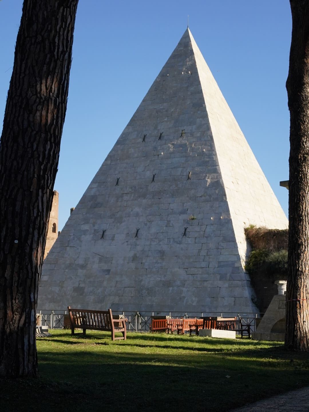 Luoghi insoliti di Roma: piramide cestia