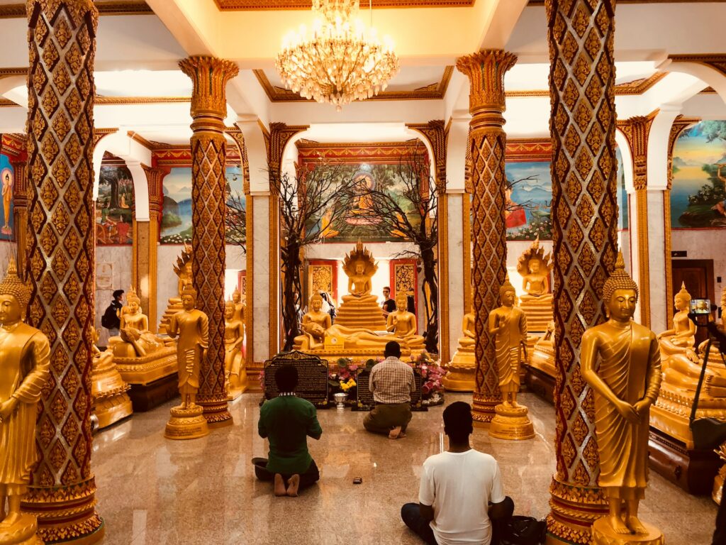 cose da non fare in Thailandia: i piedi verso il buddha