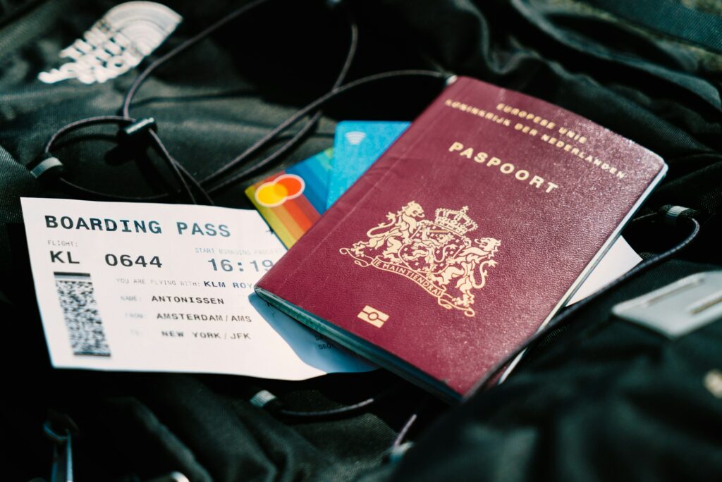 cosa portare in un viaggio zaino in spalla: tutti i documenti che ti servono
