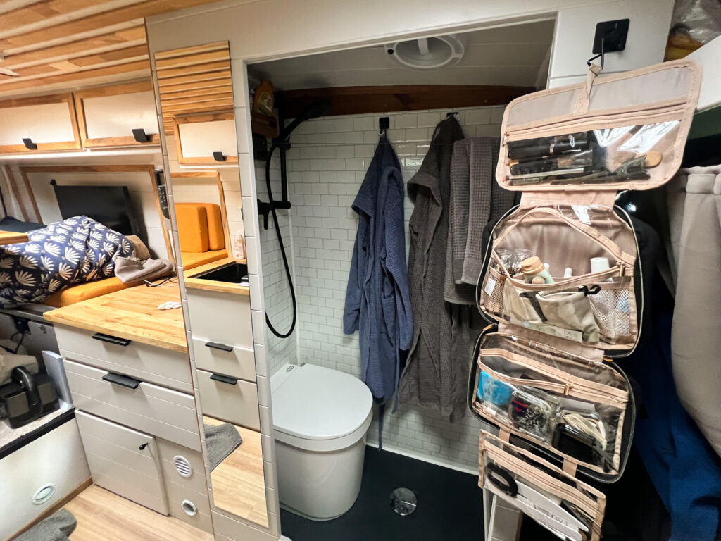 accessori per viaggiare in camper: il beauty case da appendere