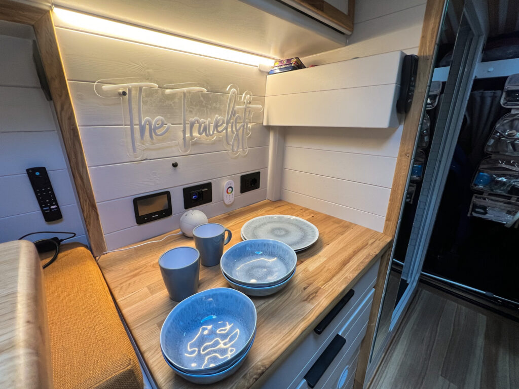 accessori per viaggiare in camper: set di piatti antiscivolo