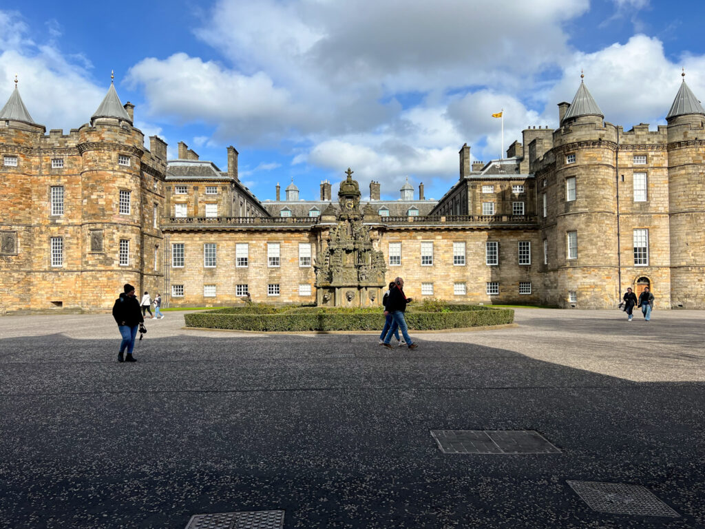 cosa vedere a edimburgo: holyroodhouse
