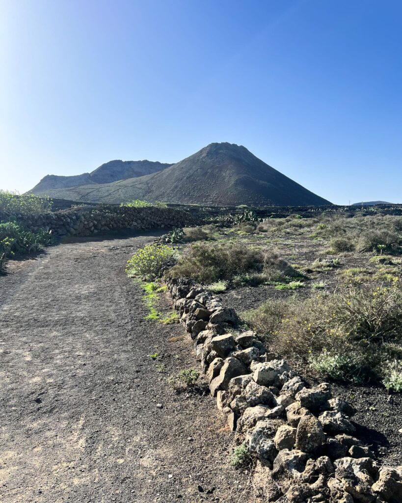 trekking a lanzarote: volcan corona
