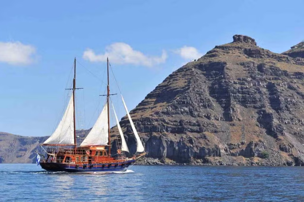 Il giro in barca a vela nella caldera di Santorini