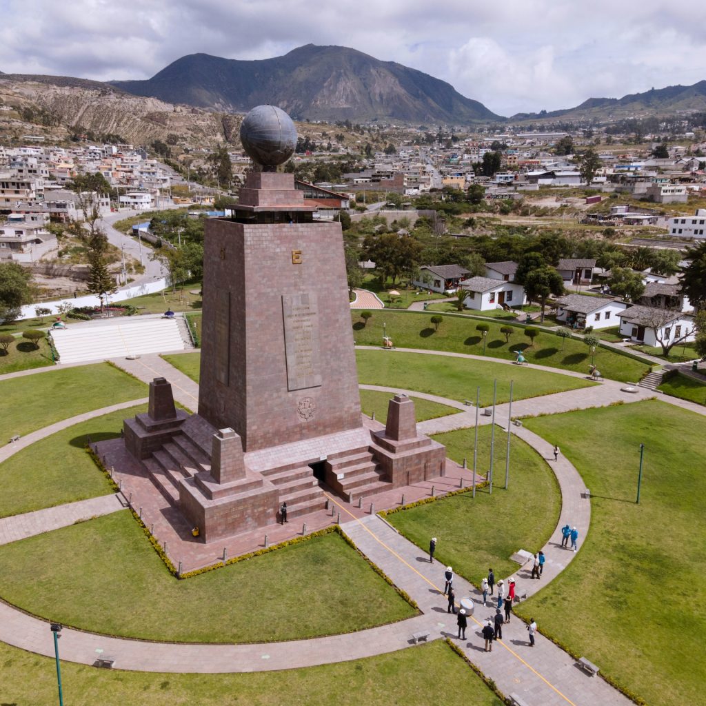 cosa vedere in ecuador: mitad del mundo, linea equatoriale